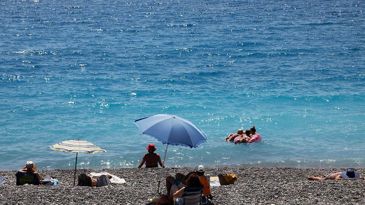 I artikeln får du svar på när det är smartast att bege sig ut på resande fot - kanske till sol och bad i Medelhavet? (Foto: TT)