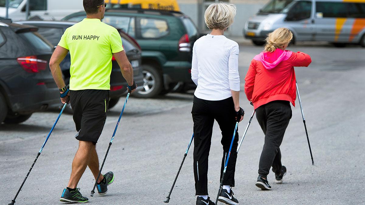 Med stavar höjer du gångträningen ett snäpp. (Foto: TT)
