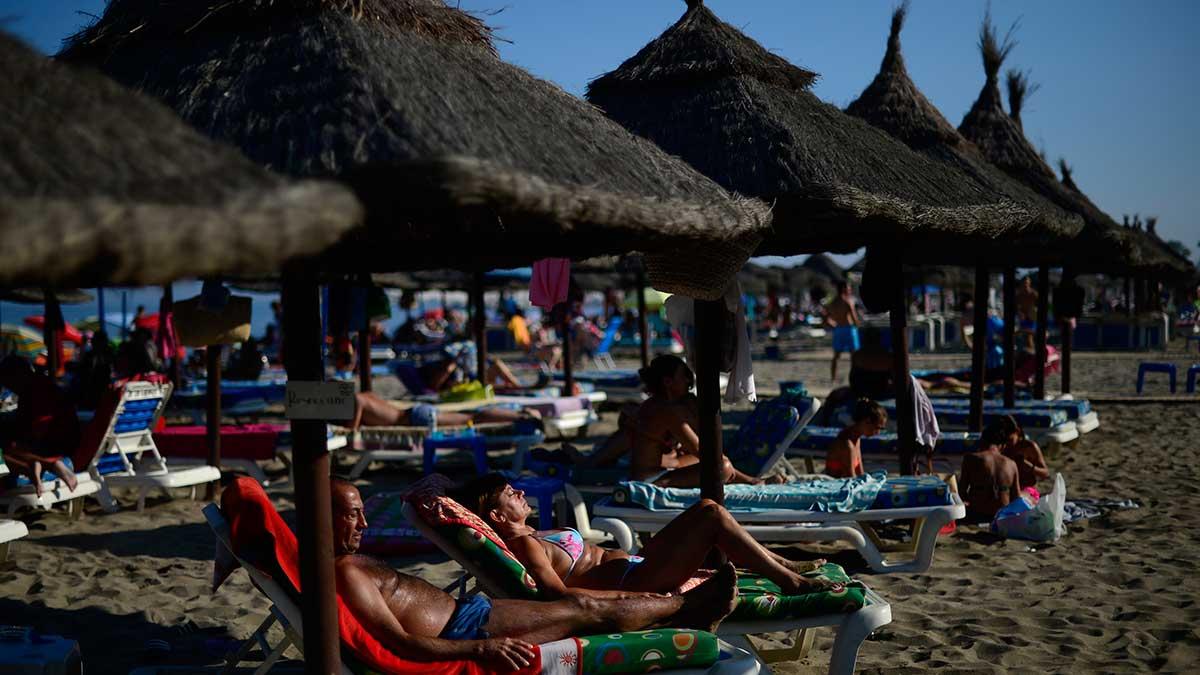 Svensken har i hög grad inget emot att hänga på stranden i Spanien i jul. (Foto: TT)