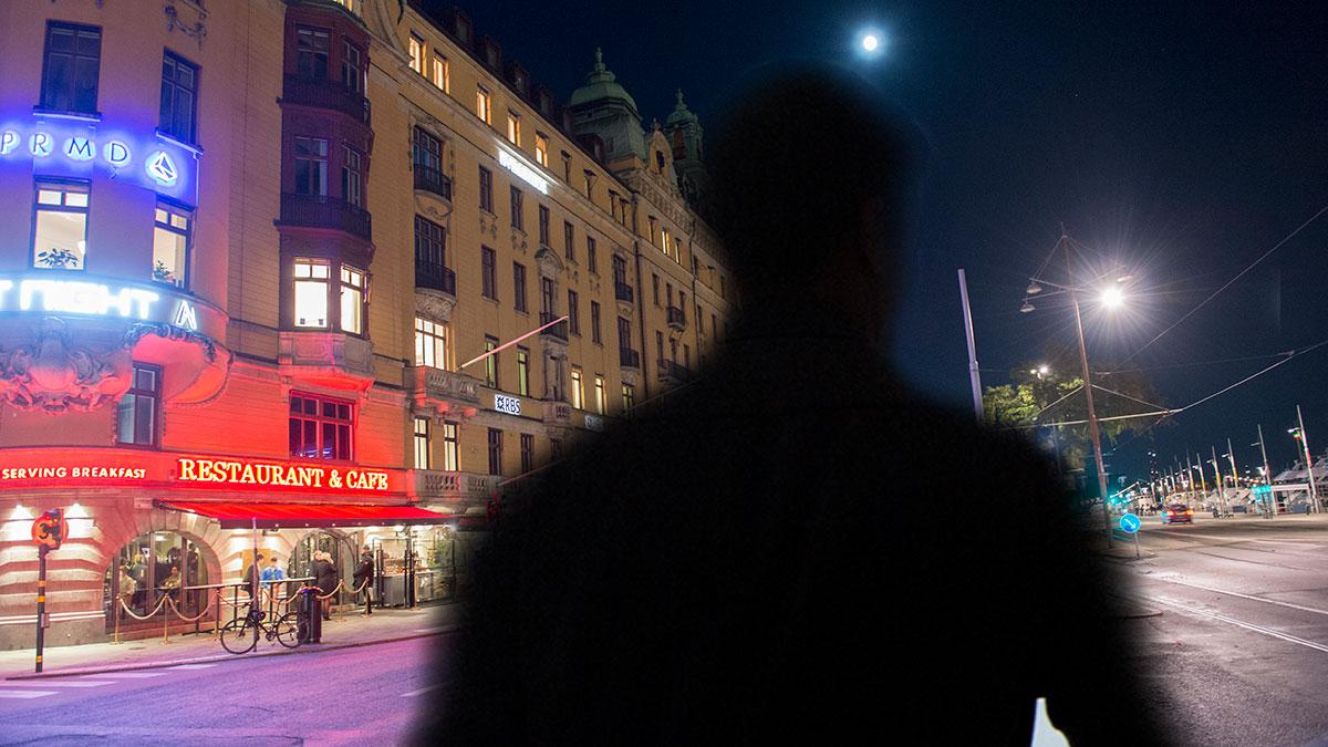 Svartmäklaren säger han sålt till kungafamiljens vänner och att det omsatts många svarta lägenheter på Strandvägen under åren. (Foto: TT / montage)