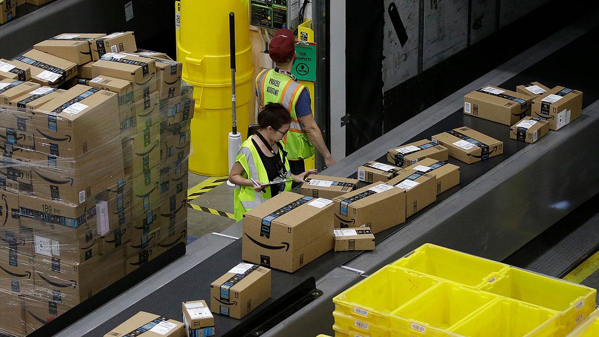 Sanktioner riskerar enligt en högt uppsatt chef att drabba Amazon. (Foto: TT)