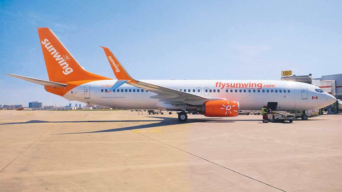 Den fulla piloten satt vid spakarna ombord på lågprisflygbolaget Sunwing Airlines plan. (Foto: Sunwing Airlines)