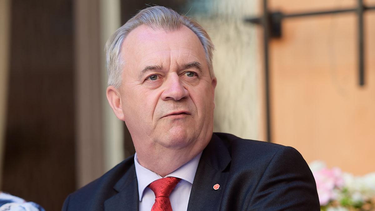 Landsbygdsminister Sven-Erik Bucht (S) har svårt med engelskan och näringsdepartementet har fått betala en konsult hundratusentals kronor för språkhjälp till statsrådet. (Foto: TT)