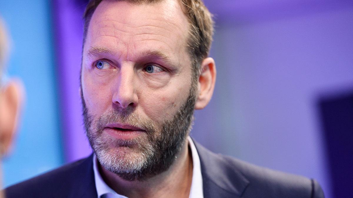 Telia missar målet med sin Q4-rapport och nu kan det bli personalneddragningar i Sverige. På bilden syns Telias vd Johan Dennelind. (Foto: TT)