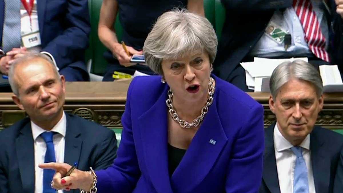 Theresa May anser att Storbritanniens framtid skulle äventyras om hon byts ut. (Foto: TT)