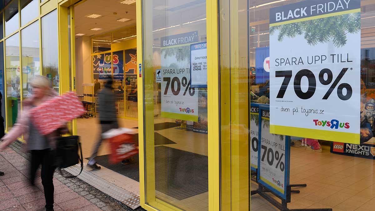 Leksakskedjan Toys R Us tid i USA är över. Bolaget har under tidiga torsdagen skickat in dokument om att få stänga eller sälja alla sina butiker