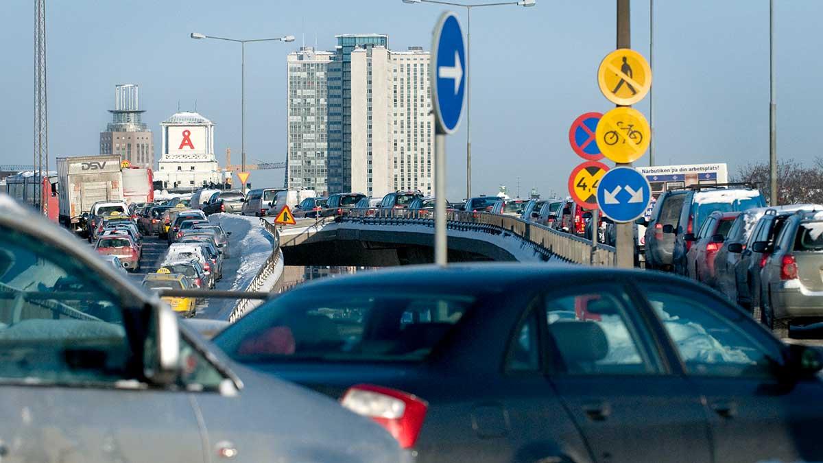 Får den assisterande professorn rätt väntar trafikkaos i storstäderna när autonoma bilar släpps lösa på riktigt. Bilden är tagen i samband med ett annat trafikkaos. (Foto: TT)