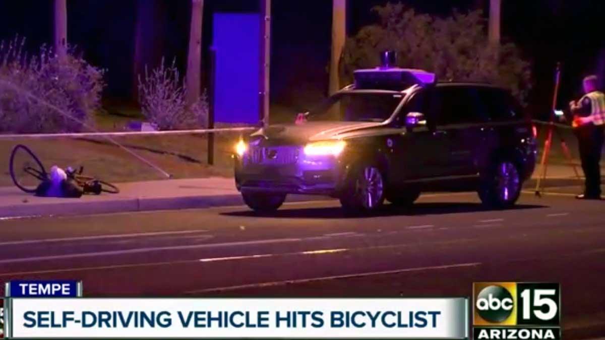 Uber stoppar sina tester med självkörande bilar efter att en kvinna under måndagen blivit påkörd. Kvinnan fördes till sjukhus men hennes liv gick inte att rädda. Uber säger att man samarbetar fullt ut med den lokala polisen som nu utreder olyckan. (Foto: TT)