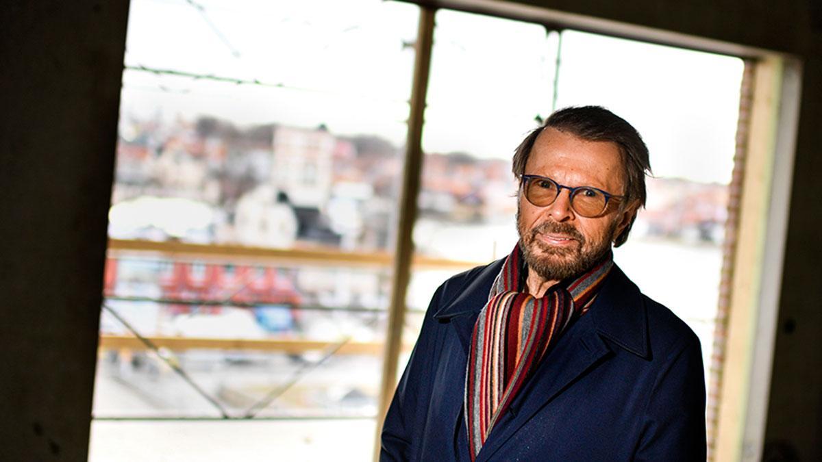 Björn Ulvaeus fotograferad i den lyxlägenhet som han själv köpt i bostadsprojektet Slottsholmen i Västervik. (Foto: TT)