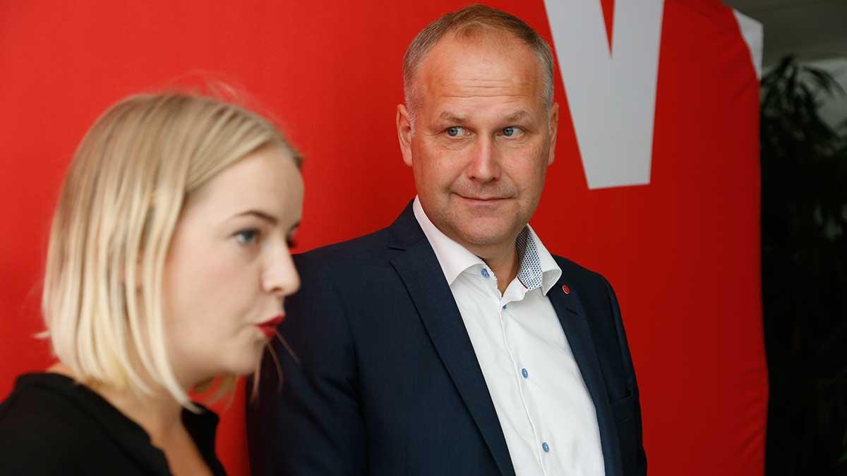 Ung Vänsters förbundsordförande Hanna Cederin och Vänsterledaren Jonas Sjöstedt. (Foto: TT)