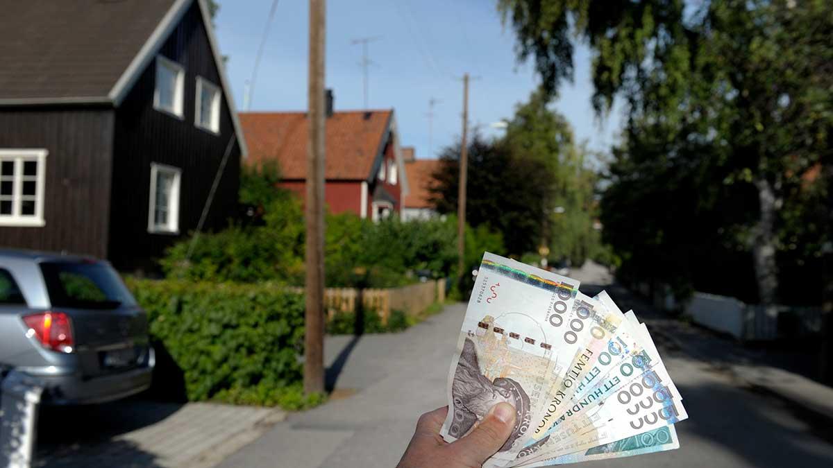 På årsbasis var priserna för villor upp 5 procent medan de var ned 2 procent för bostadsrätter