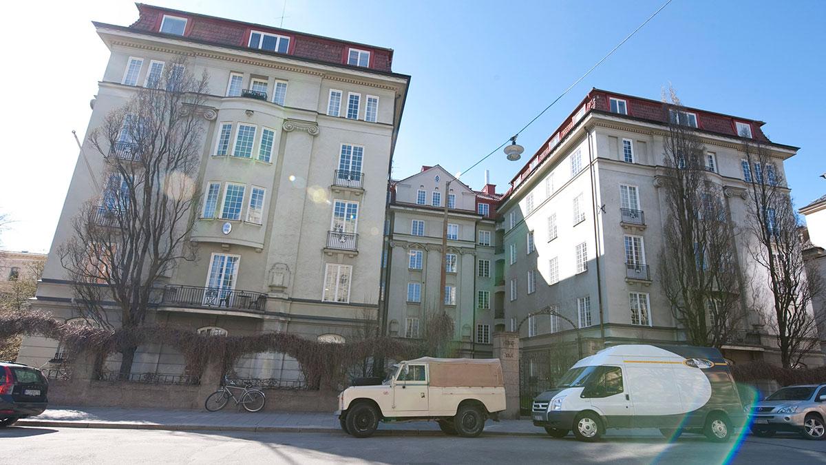 Sugen på en paradvåning på Östermalm i Stockholm? Då ska du slå till nu - enligt en mäklare är det upp till 20 procents rabatt. Bilden är från Villagatan på Östermalm. (Foto: TT)