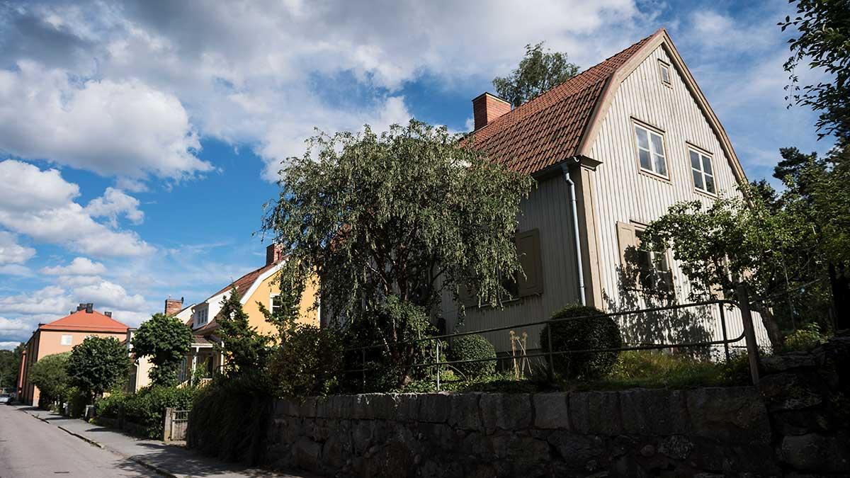 Antalet sålda småhus backade under Q3. En bidragande orsak uppges vara det skärpta amorteringskravet. (Foto: TT)