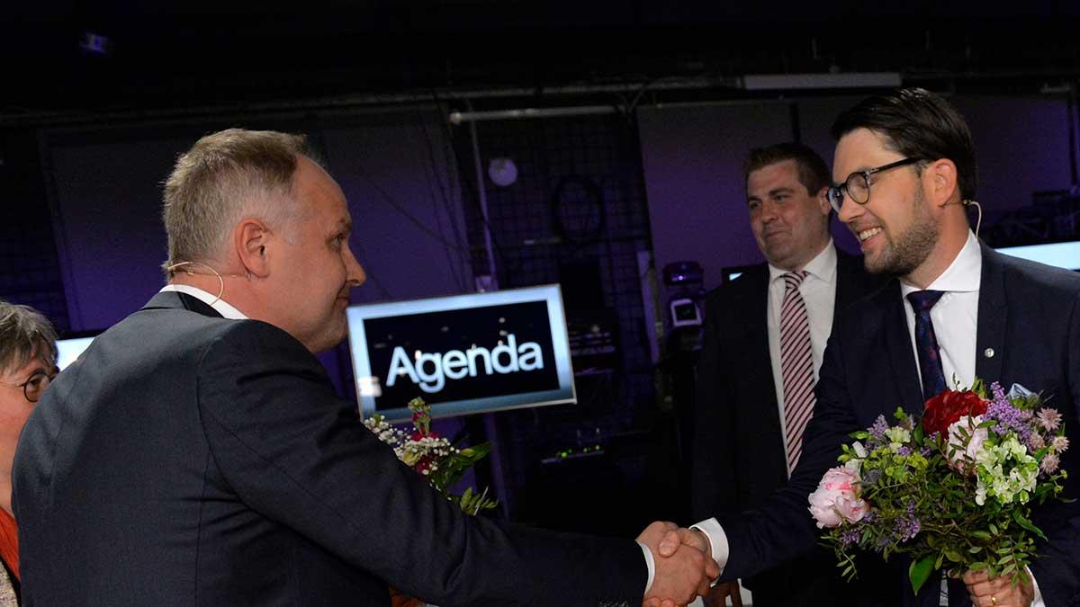 Jonas Sjöstedt (V) och Jimmie Åkesson (SD) kan båda glädja sig över Sifo-siffrorna - deras partier går framåt. (Foto: TT)