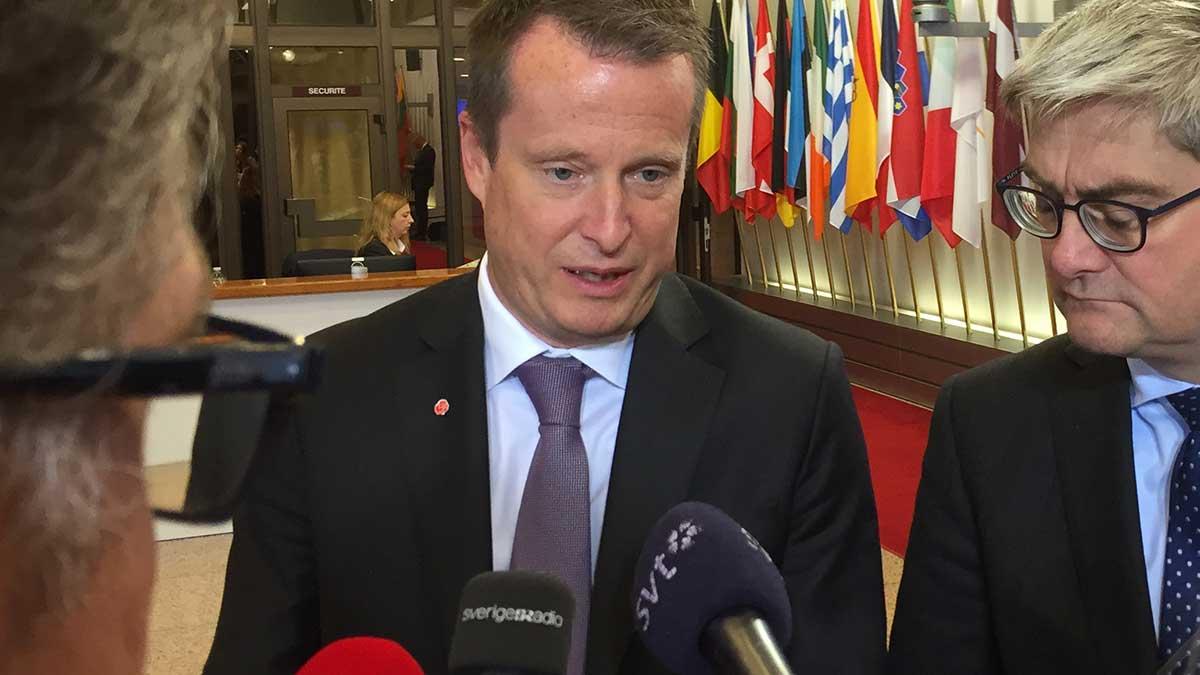 Inrikesminister Anders Ygeman (S) pressas nu från politiskt håll om hur han tänker agera i fallet med den hårt ifrågasatte rikspolischefen Dan Eliasson. (TT)