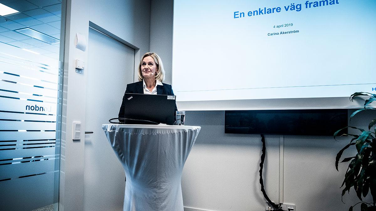 Handelsbankens vd Carina Åkertröm försöker nu, enligt Di, lugna upproret bland bankens över 12.000 anställda som protesterar mot att utbetalningen i vinstandelsstiftelsen Oktogonen stryps, och att styrelsen satt ett tak för hur mycket som får betalas ut där under ett enskilt år. (Foto: TT)