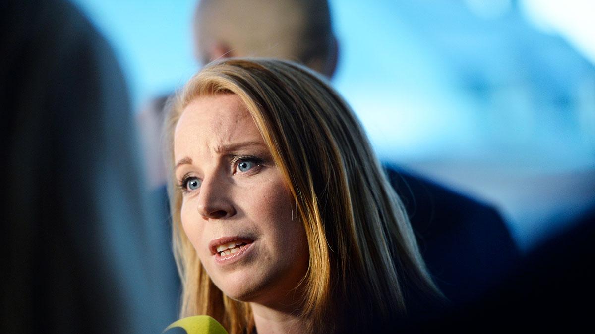 Moderaterna rasar mot Annie Lööf och Centerpartiet efter beskedet att C tänker lägga ner sina röster i dagens misstroendeomröstning mot socialförsäkringsminister Annika Strandhäll (S). (foto: TT)