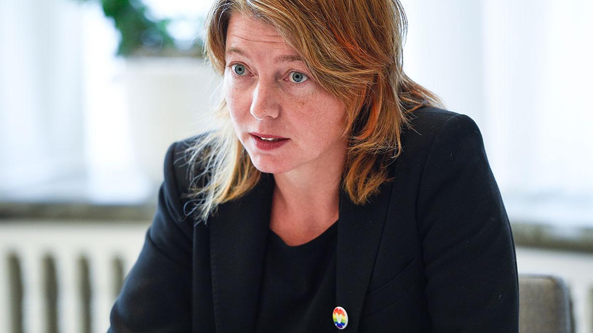 Malin Björk, Vänsterpartiets toppkandidat till EU-valet, säger till P1 morgon att hon helst såg att bilden där hon står bredvid en person med AFA-tröja beskärs. (Foto: TT)