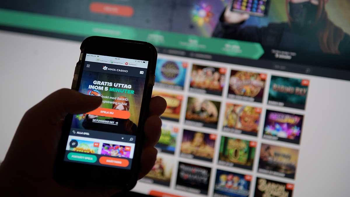 Rekordmånga svenskar ansöker om skuldsanering, ofta är skulderna kopplade till spel. (Foto: TT)