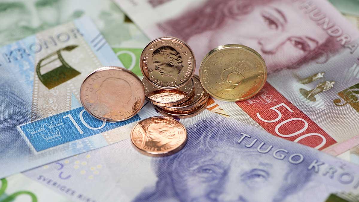 Kronan rycker rejält mot dollarn, som uppenbarligen är på dekis. Chesekonomen i artikeln frågar sig: "Håller dollarn på att erodera?" (Foto: TT)