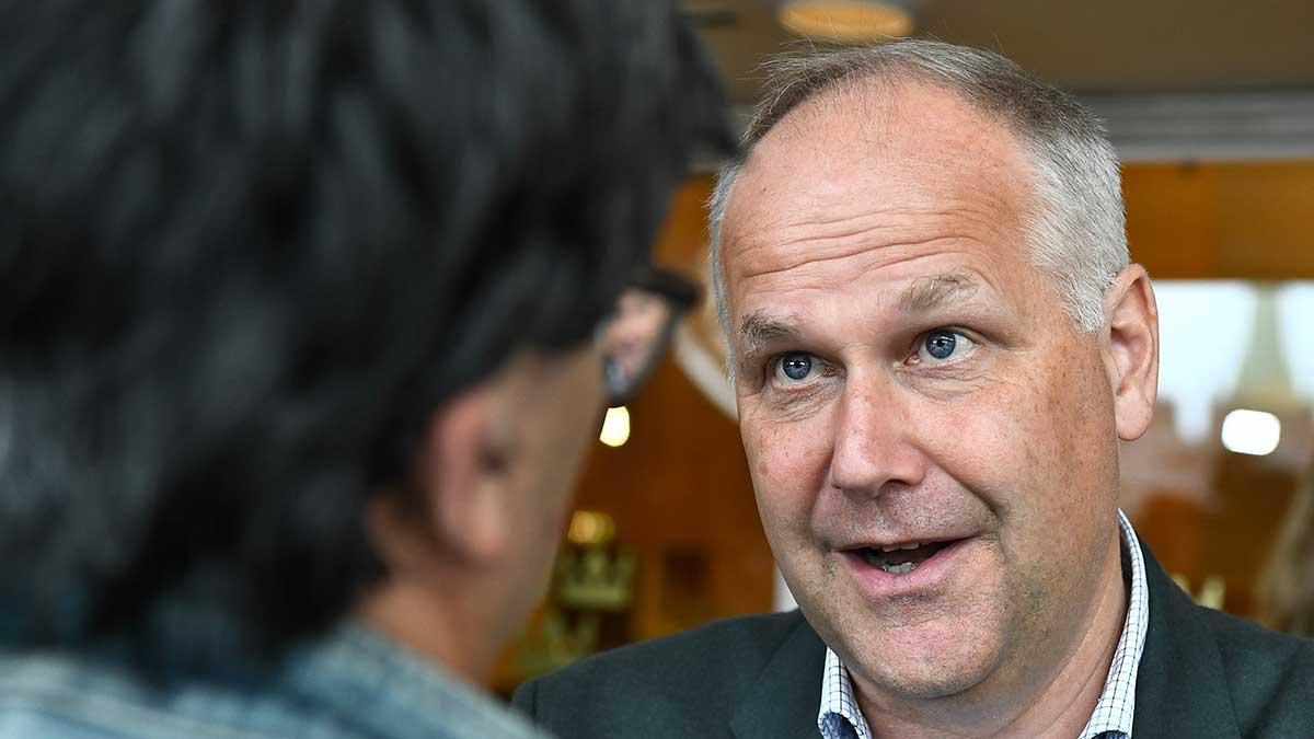 Jonas Sjöstedt (V) hotade att fälla regeringen om den inskränker arbetsrätten, men det var då det, nu gäller inte det längre, säger Vänsterledaren. (Foto: TT)