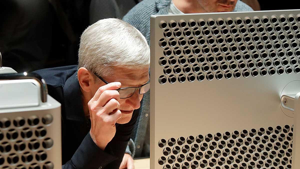 Applebossen Tim Cook har skäl att vara bekymrad. Bjässen tappar betydande mark i Europa till konkurrenten Samsung. (Foto: TT)