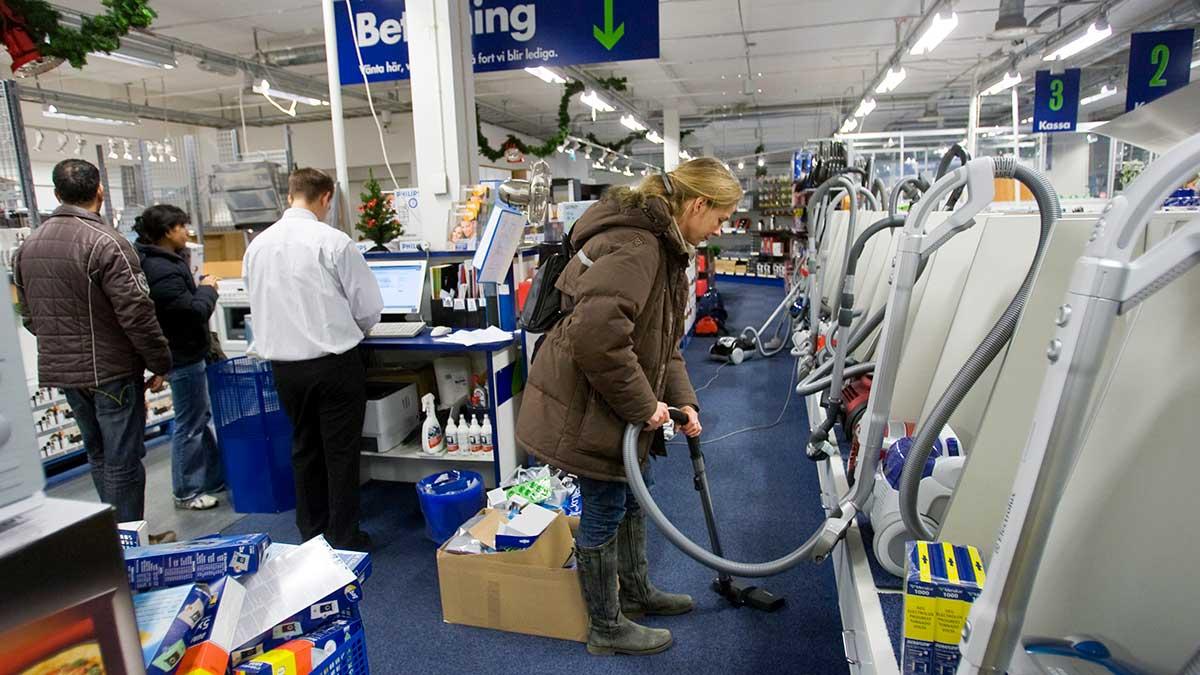 Investerardygnet råder placerare att avvakta med att bottenfiska aktier i den blödande detaljhandeln. (Foto: TT)