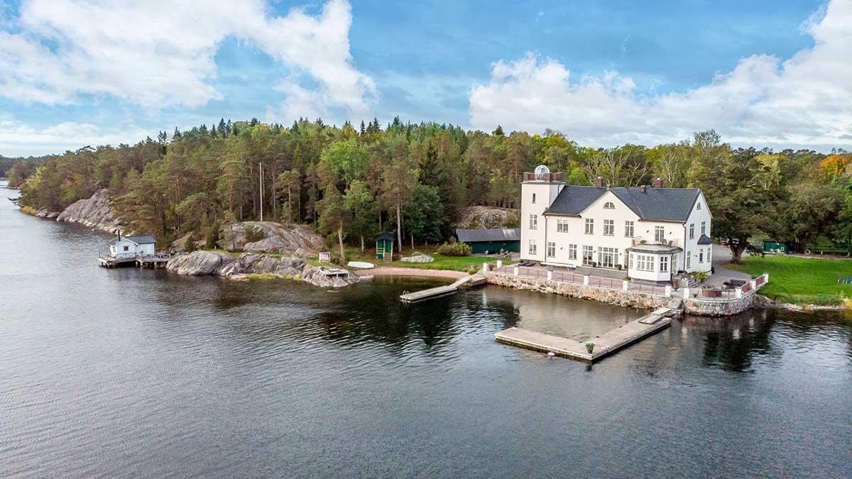 Den magnifika herrgården på Värmdölandet ligger bara cirka fyra mil från Stockholm. Nu är den till salu. (Foto: Magnusson Fastighetsmäkleri)