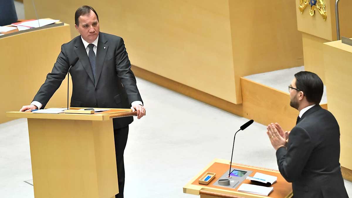 Stefan Löfven och Jimmie Åkesson. S och SD är nu jämnstarka i Demoskops mätning. Det är första gången det händer. (Foto: TT)