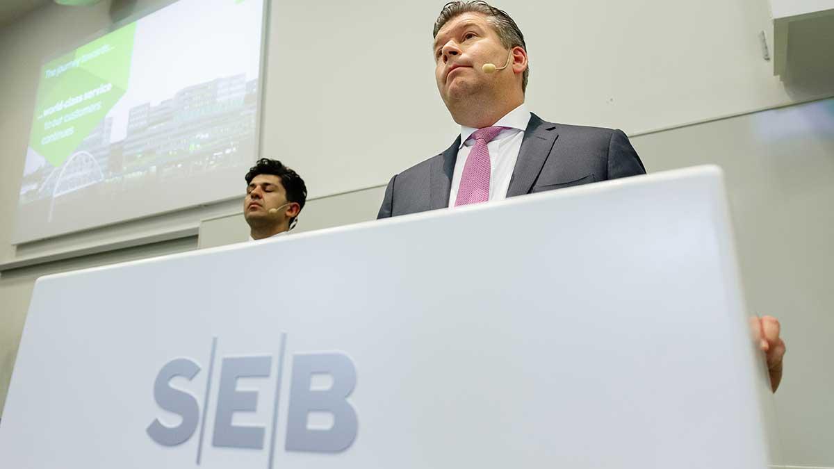 Aktiespararna passar nu på att fynda i stukade SEB:s aktie, visar Avanzas månadsstatistik. På bilden syns SEB:s finansdirektör Masih Yazdi och vd Johan Torgeby. (Foto: TT)