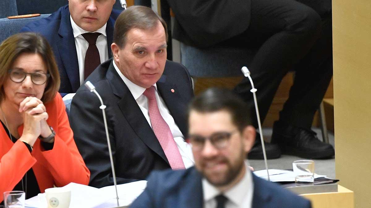 Jimmie Åkesson (SD), längst fram i bild, är nu för första gången i ledning på förtroendelistan medan Stefan Löfven (S) i bakgrunden faller mest av alla partitoppar. (Foto: TT)