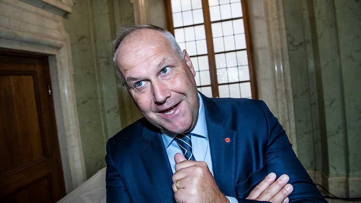 Jonas Sjöstedt (V) kan i dag jubla åt att regeringen skjuter upp reformen av Arbetsförmedlingen. Vänsterledaren hotade att fälla regeringen. (Foto: TT)