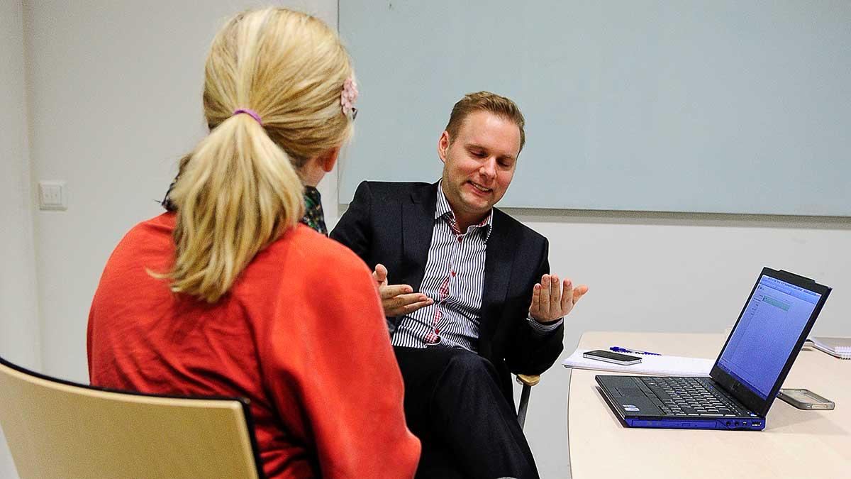 Nästan var femte kvinna har en eller flera gånger fått frågor som varit kränkande under anställningsintervjun. (Foto: TT)