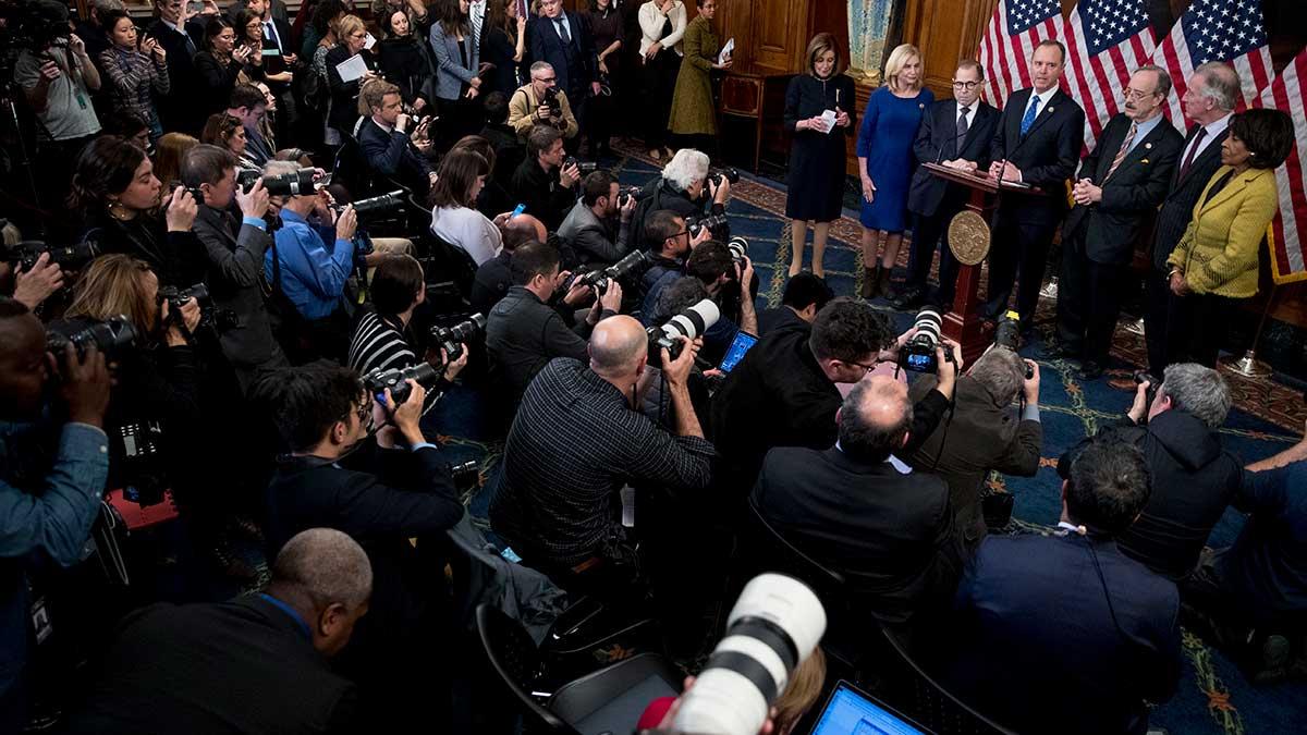 Världspressen är samlad efter nattens omröstning i kongressen i USA, som resulterade i att president Donald Trump ställs inför riksrätt. (Foto: TT)