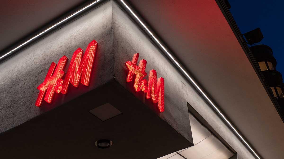 Klädbolaget H&M börjar ana lite ljus i coronamörkret. (Foto: TT)