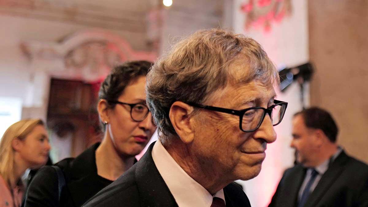 "Om ett land gör ett bra jobb med tester och stänger ned borde de inom 6-10 veckor se mycket få fall och kunna öppna upp igen", hoppas filantropen och Microsofts grundare Bill Gates. (Foto: TT)