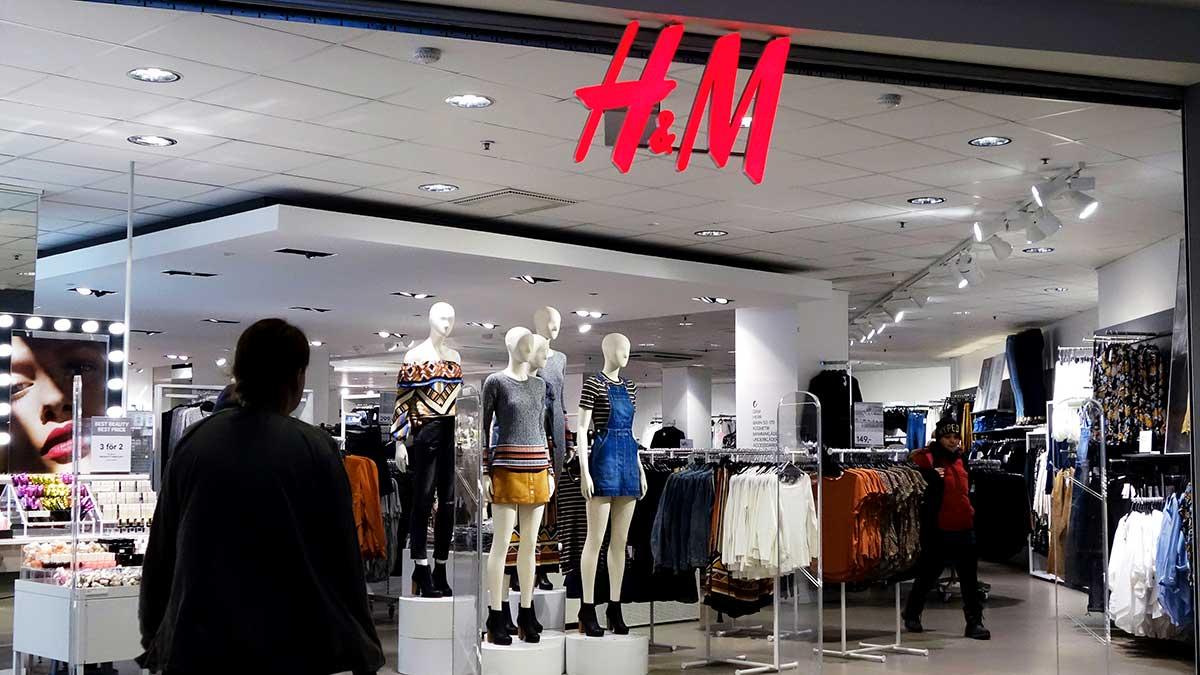 Nordea upprepar behåll-rekommendationen på H&M. Aktien är dock inte helt riskfri att ha i portföljen, enligt bankens analys. (Foto: TT)