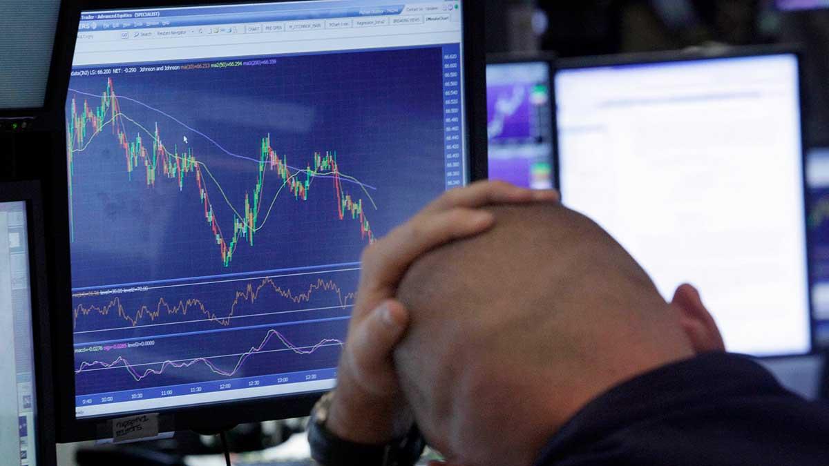 Handelsbanken räknar med en fortsatt skakig industrisektor och sänkta vinstprognoser. Bilden är tagen i ett annat börssammanhang. (Foto: TT)