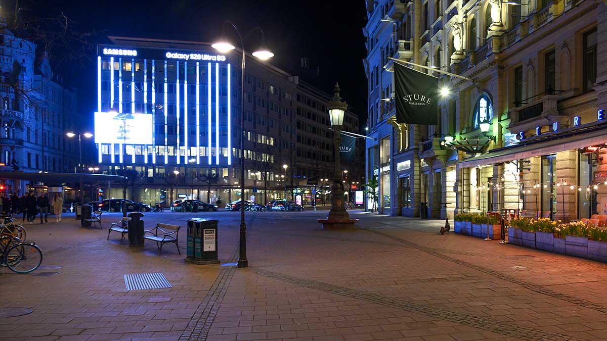 Stureplanskrogarna och Stureplan är tom på folk i spåren av coronakrisen. (Foto: TT)