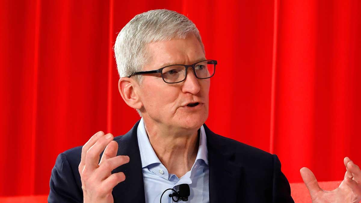 Apple, där Tim Cook (bilden) är vd, dementerar uppgifterna om ett eventuellt TikTok-köp. (Foto: TT)