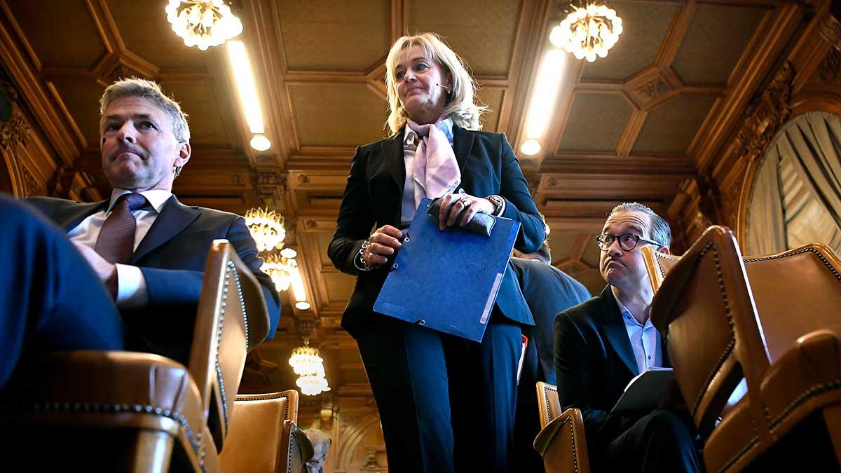 Handelsbanken med vd:n och koncernchefen Carina Åkerström redovisar ett kvartalsresultat som är bättre än väntat i Q1 2020, även om pandemin påverkar verksamheten. (Foto: TT)