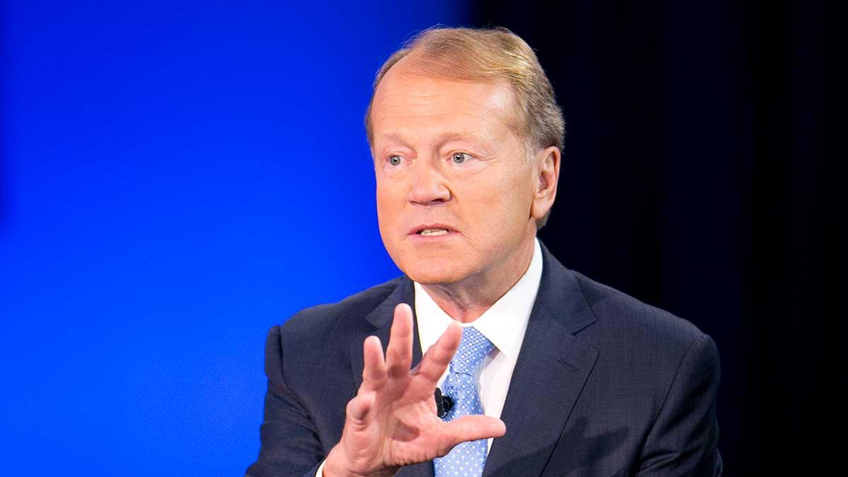 Techbjässen Ciscos tidigare mångåriga vd John Chambers bedömer att den ekonomiska krisen fortsätter i nio månader till ett år. (Foto: TT)