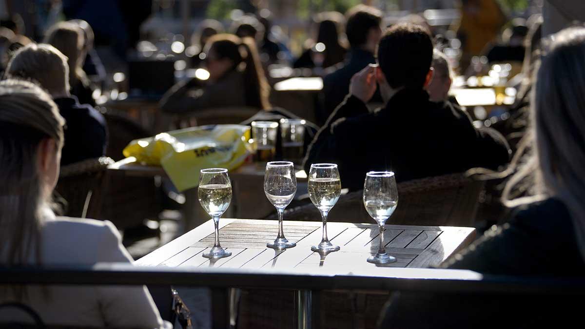 Det är knökfullt på många uteserveringar trots pandemin. Flera barer och restauranger tycks strunta i reglerna trots hot om nedstängning. Bilden är från en uteservering på Medborgarplatsen i Stockholm. (Foto: TT)