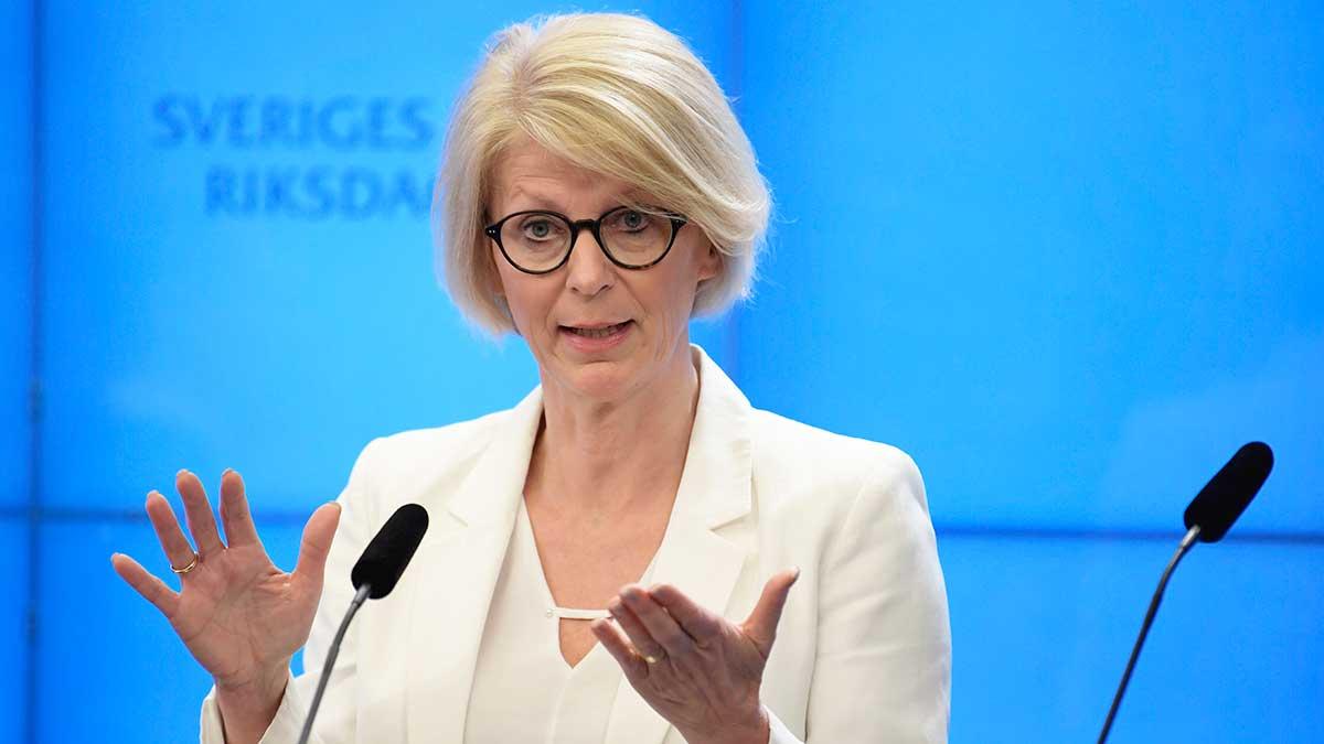 Moderaterna anser att staten bör skjuta till 100 miljarder per månad för att rädda företag och jobb i coronakrisen. "Vi har råd", säger Elisabeth Svantesson, ekonomisk-politisk talesperson i Moderaterna. (Foto: TT)