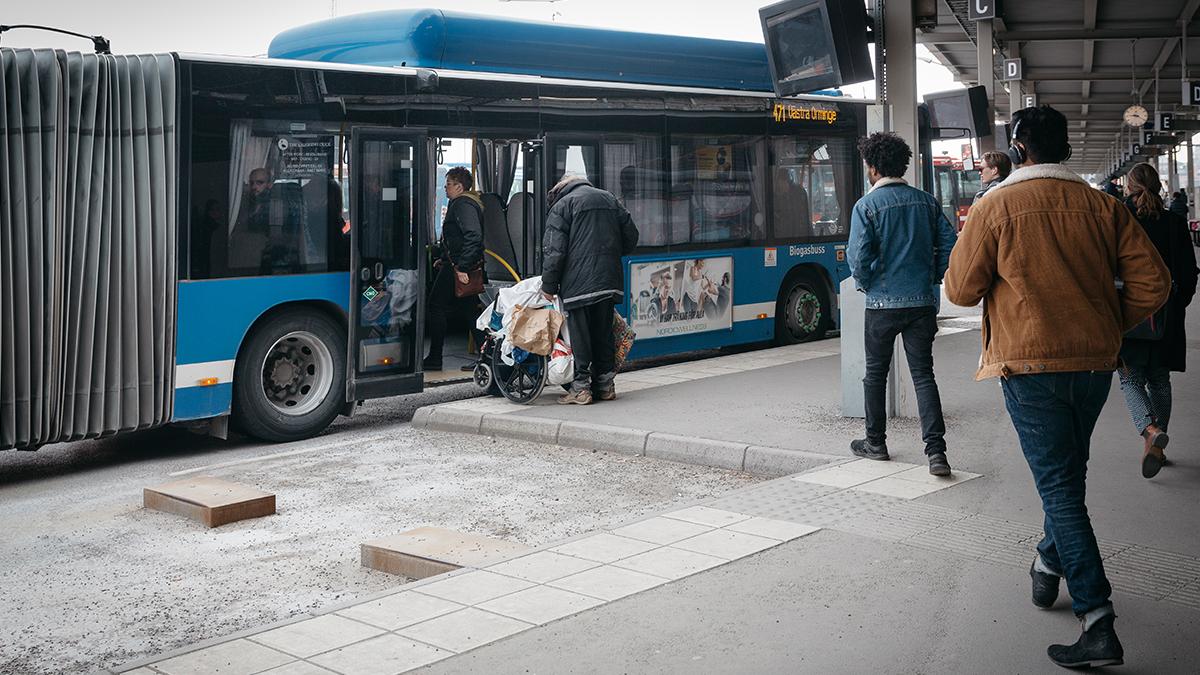 Kollektivtrafiken är nödvändig för att samhället ska fortsätta fungera under coronakrisen. Därför behövs den pekas ut som samhällskritisk av regeringen. (Foto: TT)