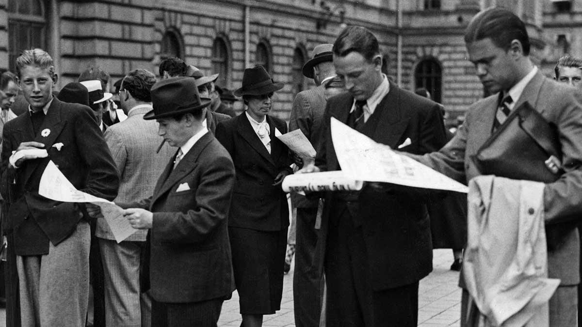 Bilden är tagen utanför centralstationen i Stockholm. Året är 1939 och kriget har precis brutit ut. Bedömare tror nu, tvärtemot den svenska regeringen, att Sveriges ekonomi går mot den sämsta tillväxten sedan andra världskriget. (Foto: TT)