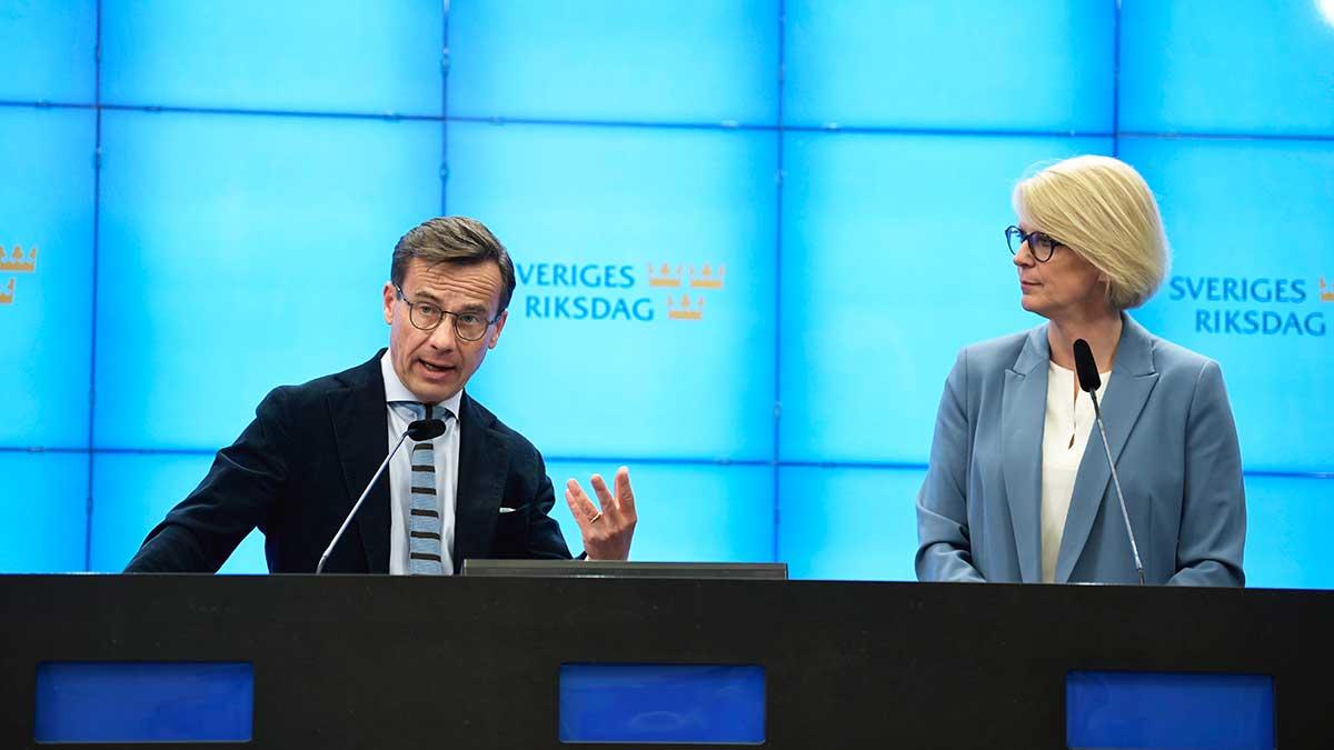 Moderatledaren Ulf Kristersson och partiets ekonomisk-politiske talesperson Elisabeth Svantesson presenterade skuggbudgeten där M bland annat lägger 6 miljarder kronor på coronatester. (Foto: TT)