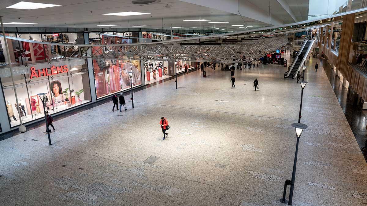 Idén om att dela ut pengar till folket i coronakrisen får stöd av fondproffs. Bilden är från Nordstan i Göteborg, där det normalt myllrar av människor, men som nu är kusligt tomt på folk. (Foto: TT)