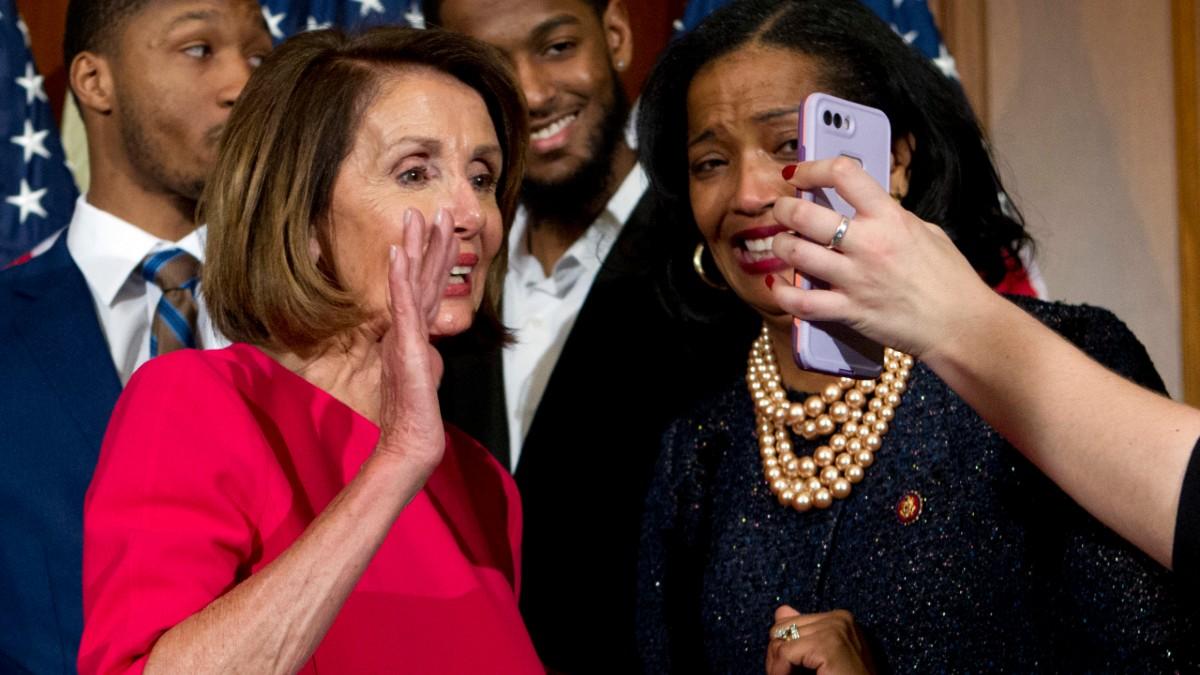 De amerikanska politikerna Nancy Pelosi och Johana Hayes för ett videosamtal med någon. (Foto: TT)