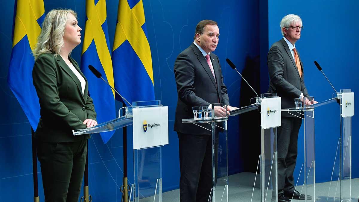 Sverige ska intensifiera insatserna för att skydda äldre och framöver ska tester för covid-19 utökas. På bilden syns socialminister Lena Hallengren, statsminister Stefan Löfven och Folkhälsomyndighetens generaldirektör Johan Carlson. (Foto: TT)